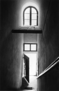 Stará opravená černobílá fotografie dveří